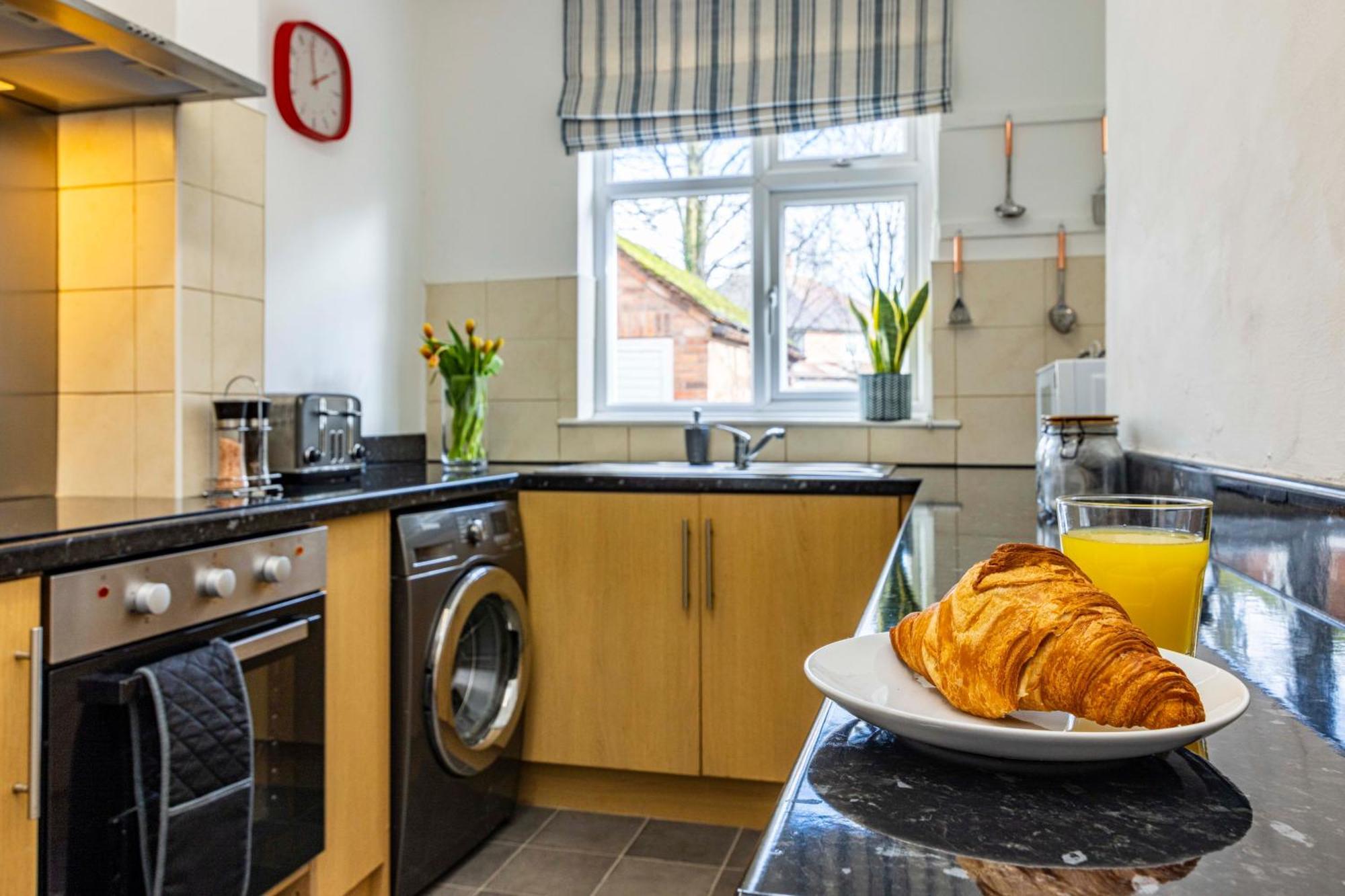 Lovely 4Bdr Home- Off Street Parking Sleeps 7 Nottingham Exterior foto